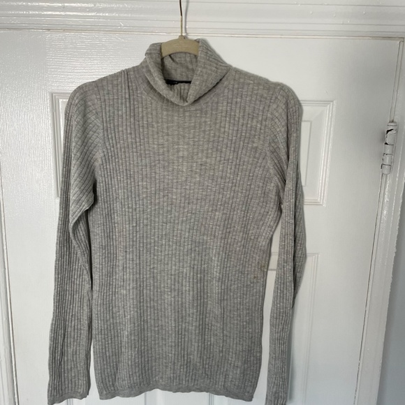 VINCE RIBBED TURTLENECK SWEATER. - Picture 2 of 2